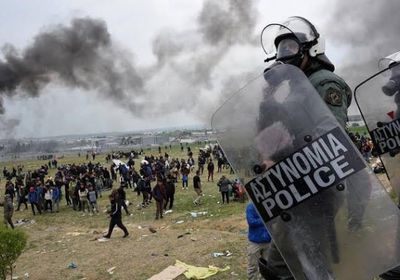 وقوع اشتباكات بين مهاجرين قادمين من تركيا والشرطة اليونانية 