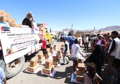 "الهلال الإماراتي" يوزع 18 طن أغذية بمخيم النازحين في عتق (صور)