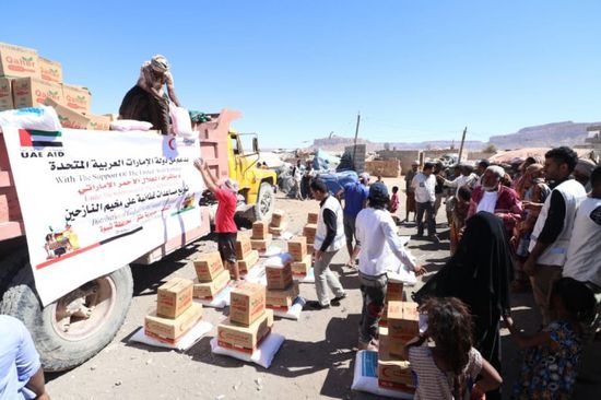 "الهلال الإماراتي" يوزع 18 طن أغذية بمخيم النازحين في عتق (صور)