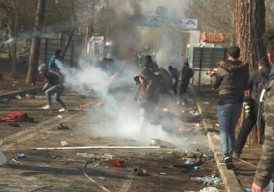 حرس الحدود اليوناني يطلق النار والقنابل على المهاجرين من تركيا