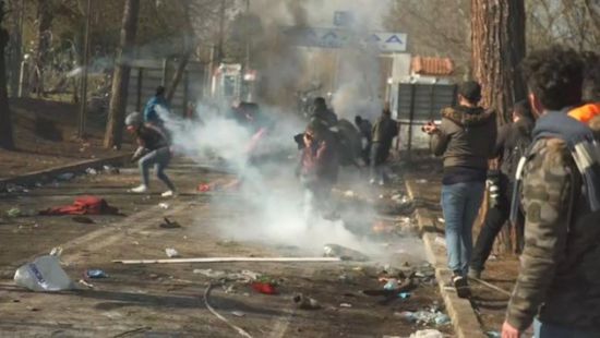 حرس الحدود اليوناني يطلق النار والقنابل على المهاجرين من تركيا