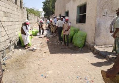 الهلال الإماراتي يدشن حملة نظافة موسعة في الحوك بالحديدة (صور)