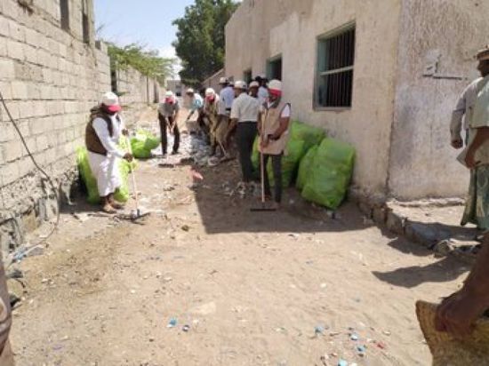 الهلال الإماراتي يدشن حملة نظافة موسعة في الحوك بالحديدة (صور)