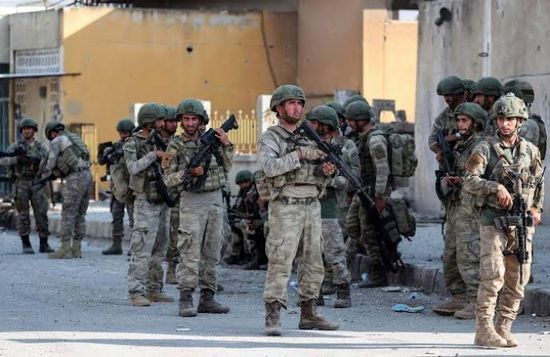 إصابة عشرات الجنود الأتراك في قصف سوري بإدلب 