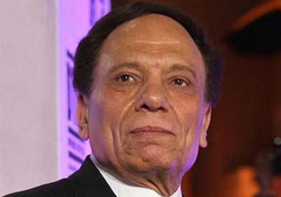 بعد إشاعات إصابته بكورونا.. عادل إمام يطمئن الجمهور على حالته الصحية