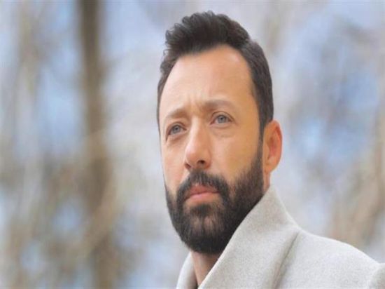 أحمد فهمي يوضح حقيقة خلافه مع معتصم النهار وطبيعة دوره في "أسود فاتح"