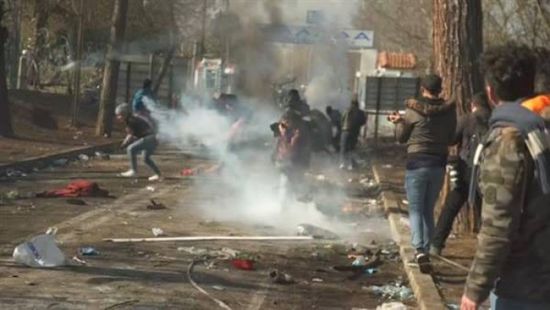 حرس الحدود اليوناني يطلق النار في الهواء لإبعاد المهاجرين عن حدود بلاده