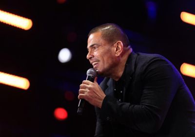 بالصور.. عمرو دياب يشعل حفله بمسرح المنارة