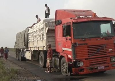 مليشيا الحوثي تستهدف حافلة إغاثية على طريق الدريهمي (فيديو)