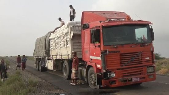 مليشيا الحوثي تستهدف حافلة إغاثية على طريق الدريهمي (فيديو)