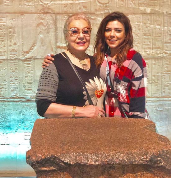 بلد السحر والجمال.. ناهد السباعي بصحبة والدتها في أسوان 