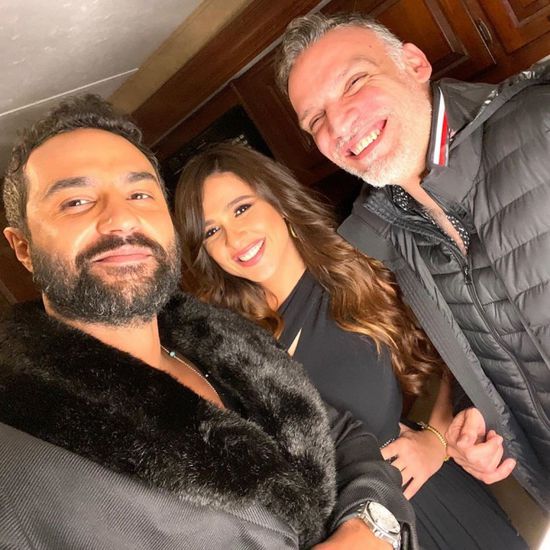 ياسمين عبد العزيز بصحبة كريم فهمي في كواليس "ونحب تاني ليه"