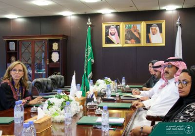 مسؤولة أمريكية سابقة تطلع على مشاريع البرنامج السعودي باليمن (صور)