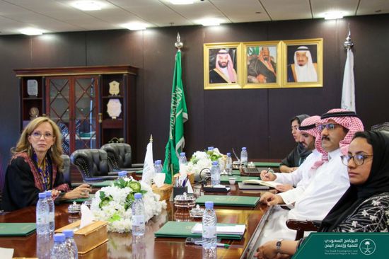 مسؤولة أمريكية سابقة تطلع على مشاريع البرنامج السعودي باليمن (صور)