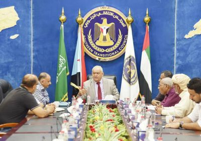 في اجتماع بالانتقالي.. اقتصاديون يطالبون بكسر احتكار تجارة النفط