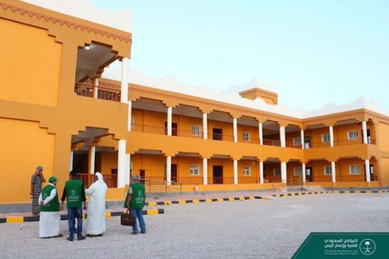 بدعم سعودي..تزويد المرافق التعليمية في المهرة بكافة المستلزمات المدرسية (صور)