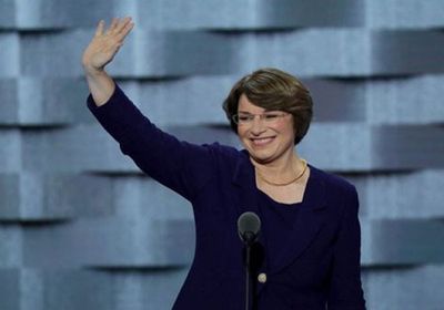  المرشحة الديموقراطية آيمي كلوبوشار تعلن انسحابها من السباق الرئاسي الأميركي