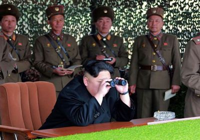 زعيم كوريا الشمالية يشرف على مناورات مدفعية بعيدة المدى