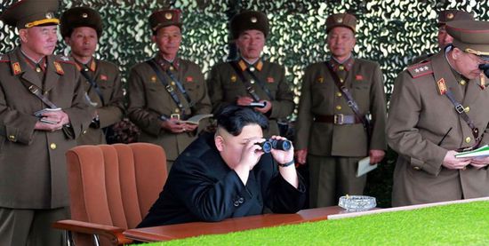 زعيم كوريا الشمالية يشرف على مناورات مدفعية بعيدة المدى