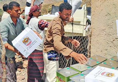 الإمارات تغيث أهالي مومي بسقطرى (صور)