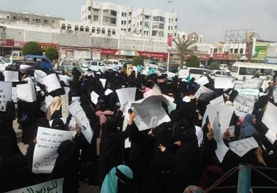 في وقفة بخورمكسر.. المعلمون يرفضون مساومات الشرعية