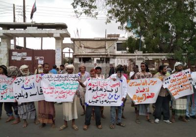 موظفو مستشفى زنجبار يصعدون ضد قيادات الصحة بالمديرية (صور)