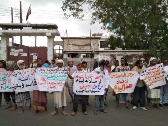 موظفو مستشفى زنجبار يصعدون ضد قيادات الصحة بالمديرية (صور)