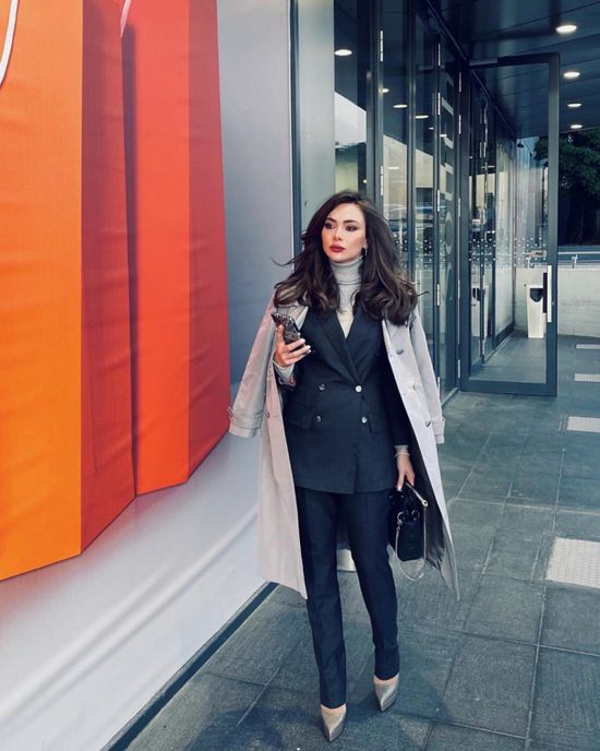 ستيفاني صليبا أنيقة بلوك كلاسيكي في جلسة تصوير جديدة