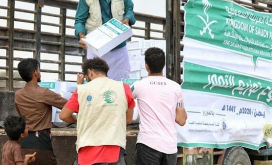 "سلمان للإغاثة" يوزع 30 ألف كرتون تمور في حضرموت