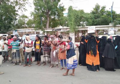 وقفة احتجاجية لعمال صندوق النظافة بأبين للمطالبة بمستحقاتهم المالية (صور)