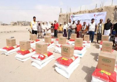 بدعم إماراتي..توزيع 170 سلة غذائية في رضوم بشبوة