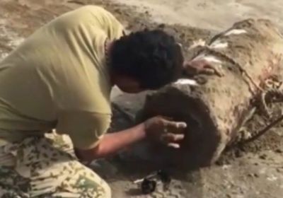 يزن نصف طن..تفكيك رأس صاروخي زرعته المليشيات الحوثية في الحديدة (فيديو)