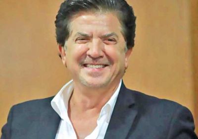 وليد توفيق يرفض المصافحة.. والسبب فيروس كورونا (فيديو)