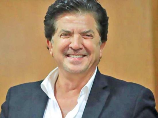 وليد توفيق يرفض المصافحة.. والسبب فيروس كورونا (فيديو)