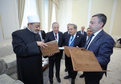 أوزباكستان تهدي شيخ الأزهر مخطوطًا طبق الأصل من كتاب الهداية للميرغناني