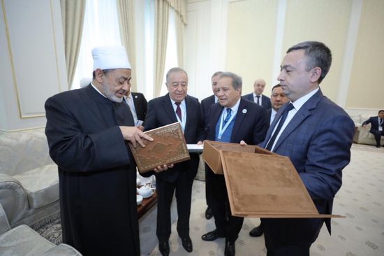 أوزباكستان تهدي شيخ الأزهر مخطوطًا طبق الأصل من كتاب الهداية للميرغناني