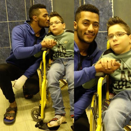 محمد رمضان مع أصغر معجبيه من كواليس مسلسل "البرنس"