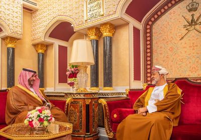 الأمير خالد بن سلمان يلتقي سلطان عمُان خلال زيارته لمسقط