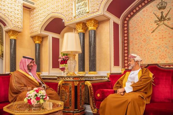 الأمير خالد بن سلمان يلتقي سلطان عمُان خلال زيارته لمسقط