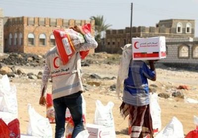 الهلال الإماراتي يوزع 9 أطنان من المساعدات الغذائية في مديرية الريدة وقصيعر (صور)