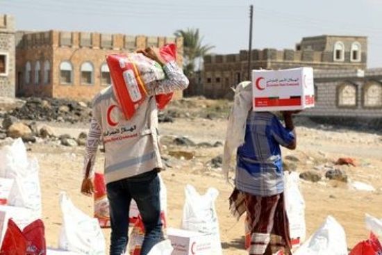 الهلال الإماراتي يوزع 9 أطنان من المساعدات الغذائية في مديرية الريدة وقصيعر (صور)