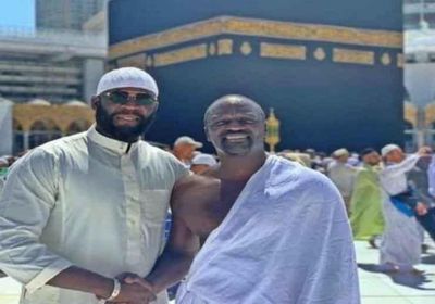 إيكون يؤدي مناسك العمرة بعد حفله مع تامر حسني (فيديو)