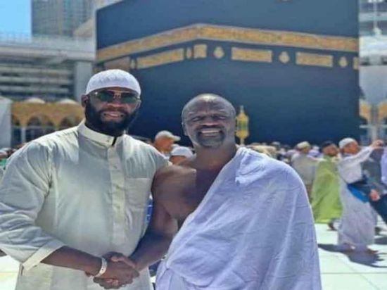 إيكون يؤدي مناسك العمرة بعد حفله مع تامر حسني (فيديو)