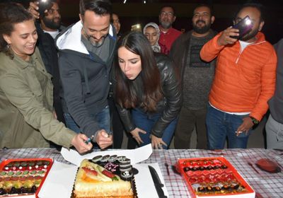 يوسف الشريف وفريق عمل "النهاية" يحتفلون بعيد ميلاد إنجي علاء