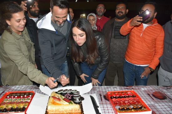 يوسف الشريف وفريق عمل "النهاية" يحتفلون بعيد ميلاد إنجي علاء
