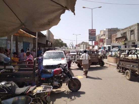 المستودعات التجارية تتسبب في أزمة مرورية بوسط جعار (صور)   