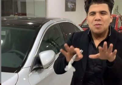 عمر كمال يستعرض سيارته الجديدة (فيديو)
