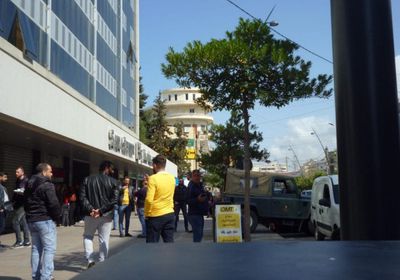 لبنانيون يهاجمون محلات الصرافة بسبب سعر الدولار (صور)