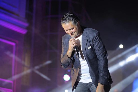 راغب علامة يشعل مسرح حفله في القاهرة (صور)