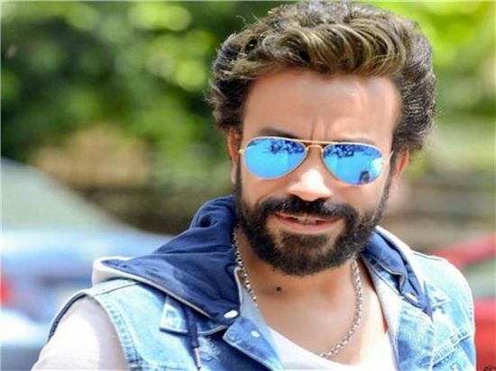 سامح حسين يمازح جمهوره.. والسبب فيروس كورونا